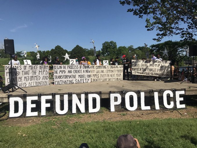 Protestas para quitar fondos a la Polic&iacute;a