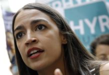 Ocasio-Cortez pide despido de oficiales en caso de muerte de mujer trans Ocasio-Cortez