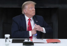 Trump anuncia el fin del toque de queda en Tulsa antes de su polémico mitin