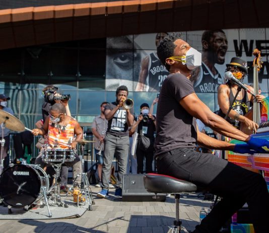 Un concierto de jazz anima una nueva jornada de protestas en Nueva York Jon Batiste
