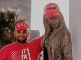 estatua de Selena Quintanilla con gorra de Trump