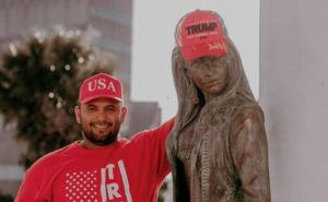estatua de Selena Quintanilla con gorra de Trump
