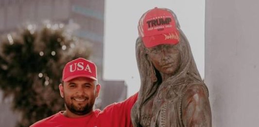 estatua de Selena Quintanilla con gorra de Trump