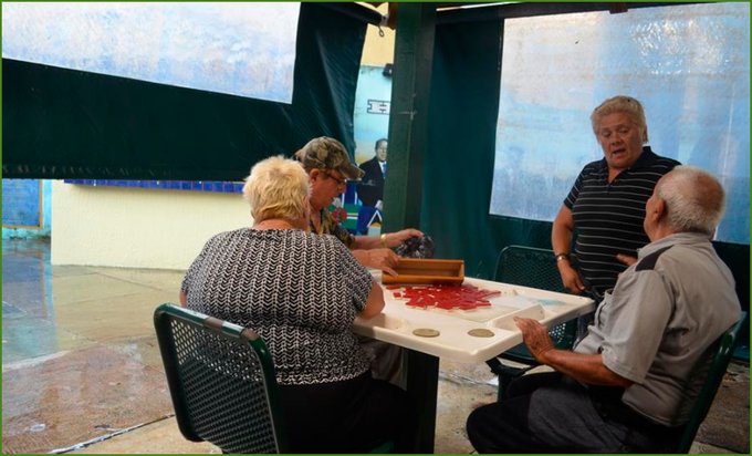 Los latinos son los que dedican más tiempo a cuidar de sus dependientes.