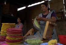 Las mujeres tostadoras de Teopisca, el pueblo mexicano del maíz de colores mujeres indígenas