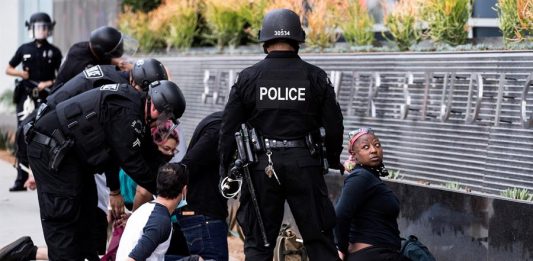 policías en protestas