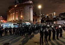 Exonerados los dos policías que hirieron a un anciano en una protesta en Nueva York