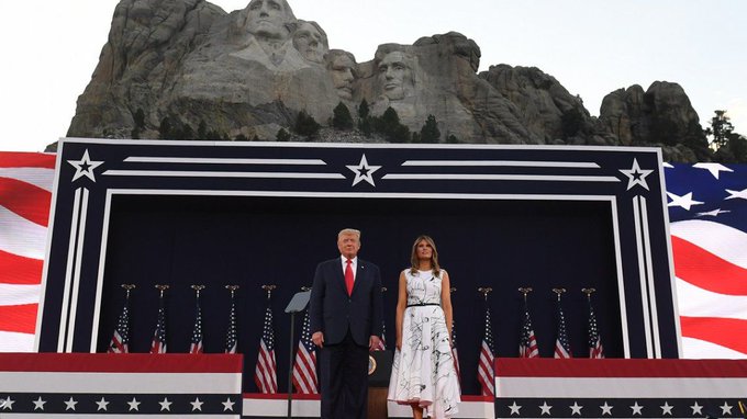 Donald Trump y Melania Trump en el Monte Rushmore.