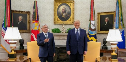 Andrés Manuel López Obrador (i) durante una reunión con el presidente de Estados Unidos, Donald J Trump