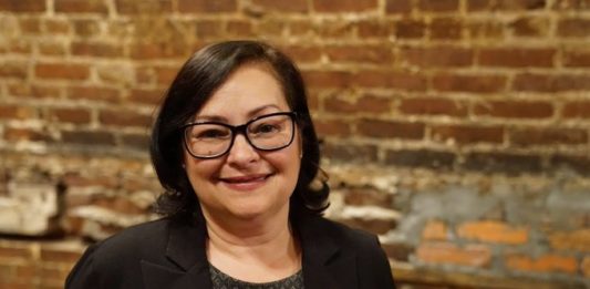 Deborah González.