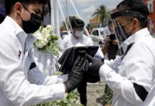 unas urnas con las cenizas de migrantes fallecidos por la COVID-19, en Estados Unidos