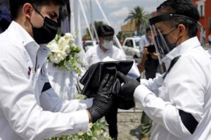  unas urnas con las cenizas de migrantes fallecidos por la COVID-19, en Estados Unidos