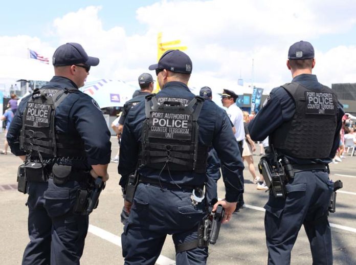 El Jefe del Comité de Asuntos Comunitarios del Depto. de Policía, Jeffrey Maddrey,