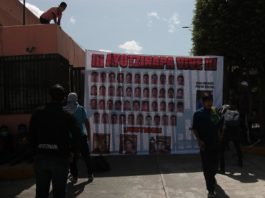 Estudiantes de Ayotzinapa vandalizan sede del Congreso del estado de Guerrero Estudiantes de Ayotzinapa vandalizan