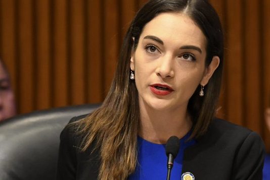 La senadora estatal de Nueva York Julia Salazar da positivo por coronavirus Julia Salazar.