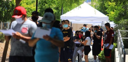 Latinos siguen más afectados por infecciones y muertes por COVID-19.