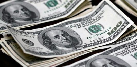 Los latinos sufren un impacto económico desproporcionado por la pandemia.