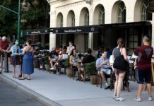Nueva York pospone indefinidamente vuelta al interior de bares y restaurantes