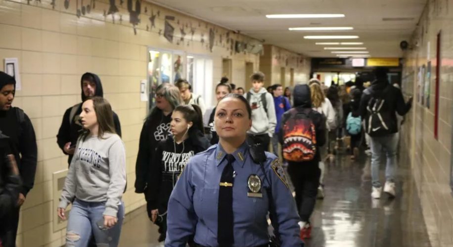 POLICÍA EN ESCUELA