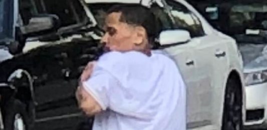 Policía pide ayuda para localizar a un hombre que cortó a un niño de 2 años.