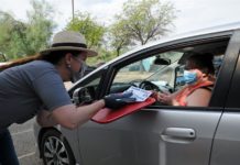 Ciudad fronteriza de Arizona entrega miles de cubrebocas para atajar virus Regina Romero