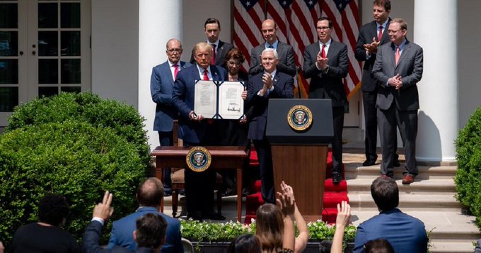 Trump extiende por 5 semanas préstamos a pequeñas empresas por la pandemia.