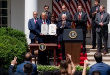 Trump extiende por 5 semanas préstamos a pequeñas empresas por la pandemia.