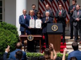 Trump extiende por 5 semanas préstamos a pequeñas empresas por la pandemia Trump extiende por 5 semanas préstamos a pequeñas empresas por la pandemia.