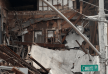 Un edificio de tres pisos se derrumba en barrio residencial de Nueva York edificio se desploma