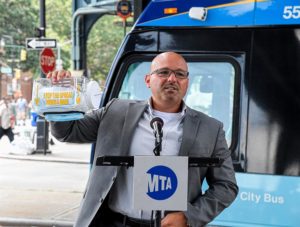 dispensadores con mascarillas en los autobuses