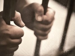 EE.UU. deporta a un país secreto a un apátrida condenado por terrorismo hombre detenido