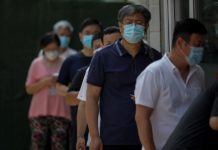 Confusión entre latinos por pugna de mascarillas entre autoridades de Georgia uso de mascarilla