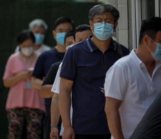 Confusión entre latinos por pugna de mascarillas entre autoridades de Georgia uso de mascarilla