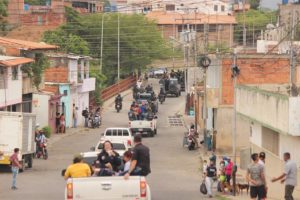 miembros de seguridad hacer una ronda de vigilancia por los pasos ilegales