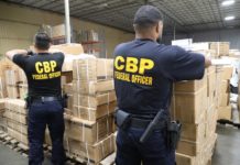 oficiales de aduanas de Estados Unidos, mientras inspeccionan un cargamento de pelo humano (2)