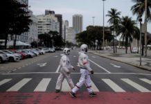 pareja vestidos de astronautas (3)