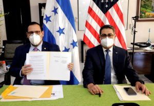 presidente de Honduras, Juan Orlando Hern&aacute;ndez (d), y su canciller de Relaciones Exteriores, Lisandro Rosales 