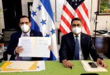 Honduras y EE.UU. firman memorándum para fortalecer inversión y crear empleos presidente de Honduras, Juan Orlando Hernández (d), y su canciller de Relaciones Exteriores, Lisandro Rosales