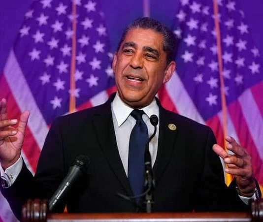 El congresista Espaillat pide se investiguen acciones del director de correos Adriano Espaillat