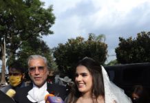Alejandro Fernández (i), acompaña a su hija Camila
