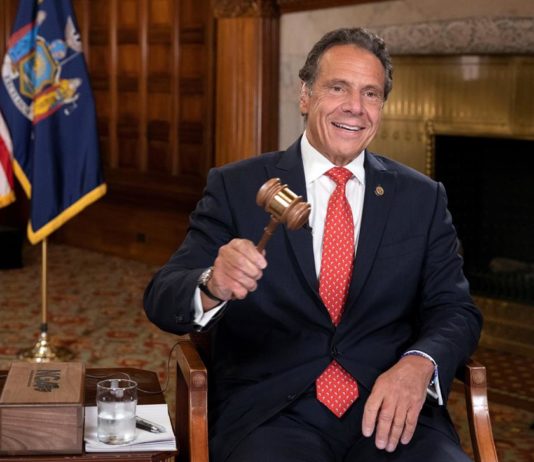 Inmigrante invita a cenar a su casa al gobernador Nueva York y le pide ayuda Andrew Cuomo