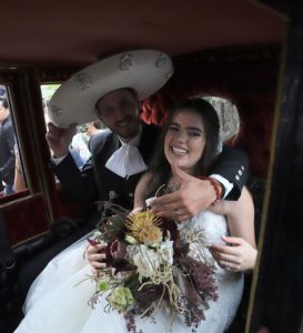 Camila Fern&aacute;ndez (d) hija del cantante mexicano Alejandro Fern&aacute;ndez posa junto a su esposo, Francisco Barba