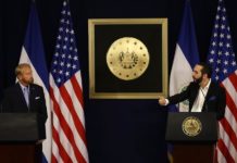 Estados Unidos dona 158 ventiladores a El Salvador tras una polémica por robo El embajador de Estados Unidos en El Salvador, Ronald Johnson (i), y el presidente de El Salvador, Nayib Bukele