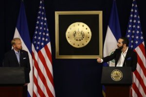 El embajador de Estados Unidos en El Salvador, Ronald Johnson (i), y el presidente de El Salvador, Nayib Bukele