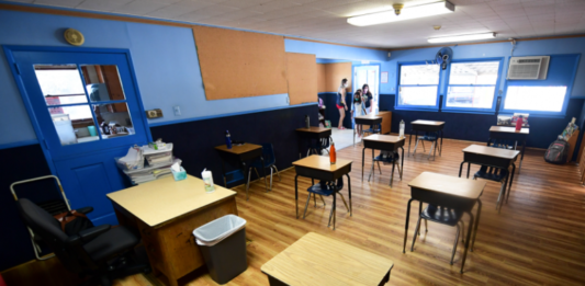 Grupo latino exige a distritos escolares no cuestionar estatus migratorio.