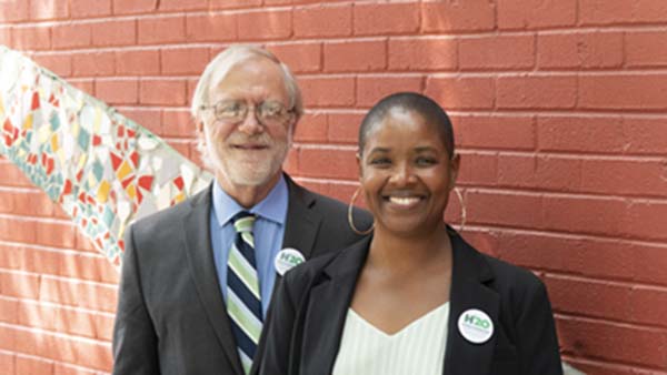 Howie Hawkins y &Aacute;ngela Walker.