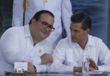 Exgobernador mexicano encarcelado niega haber regalado Ferrari a Peña Nieto Javier Duarte y el expresidente Enrique Peña Nieto.