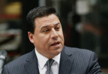 Concejal latino de Los Ángeles se declara no culpable de 34 cargos federales José Huizar