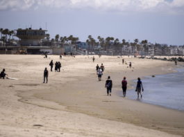 Los argelinos vuelven a la playas y mezquitas pese a los contagios playa