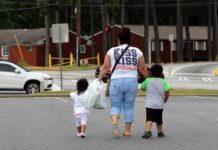 Los latinos, víctimas de brotes de COVID por el arribo de turistas a Colorado Los latinos
